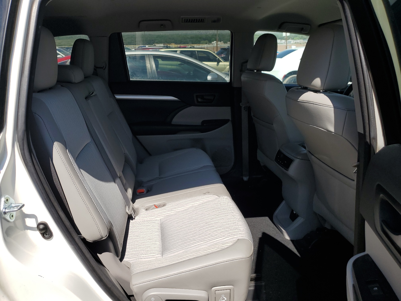 5TDBKRFH9GS318971 2016 Toyota Highlander Le