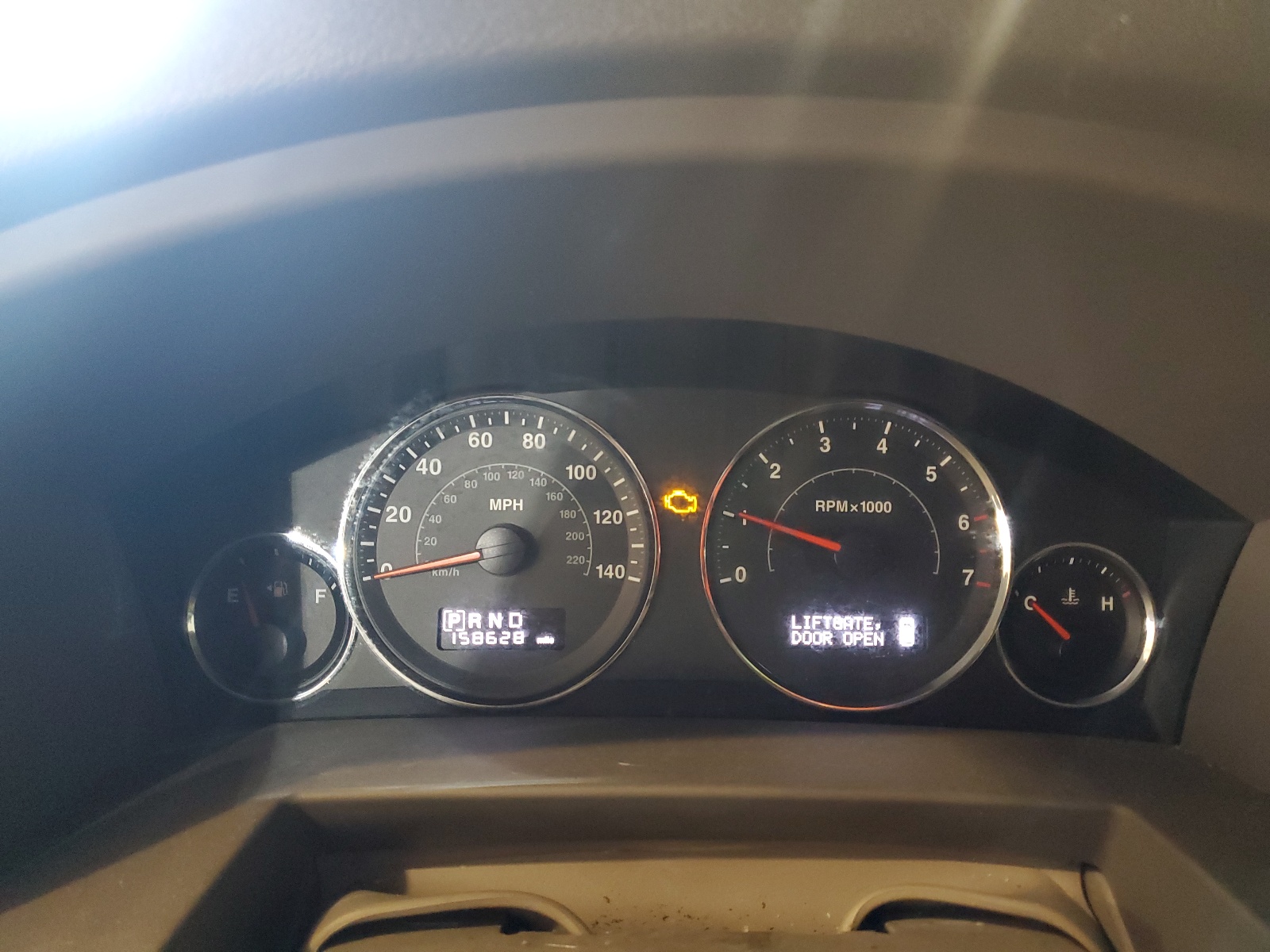 1J8HG48K98C111337 2008 Jeep Commander Sport