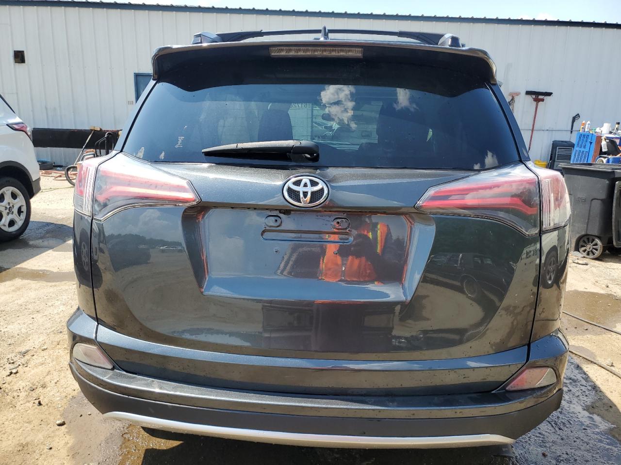 2017 Toyota Rav4 Xle VIN: JTMWFREV8HD105343 Lot: 61728944