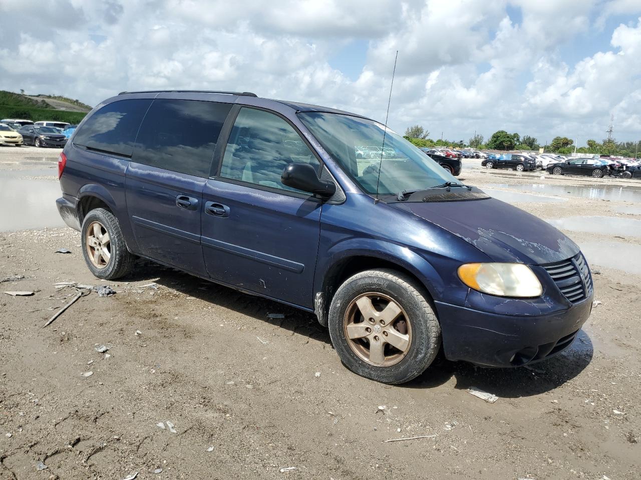 2005 Dodge Grand Caravan Sxt VIN: 2D4GP44L25R461884 Lot: 64425284