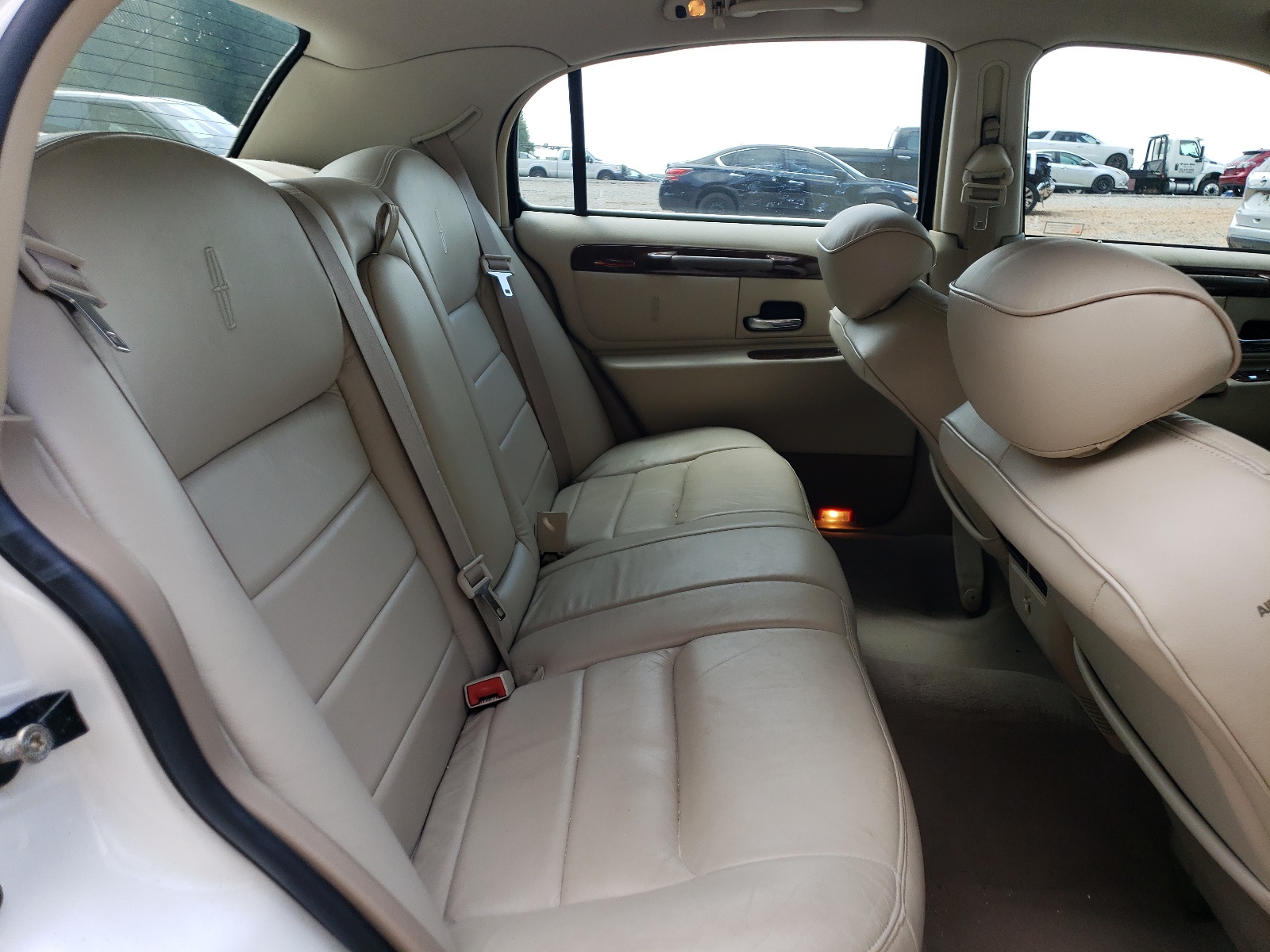 1LNHM82W32Y609915 2002 Lincoln Town Car Signature