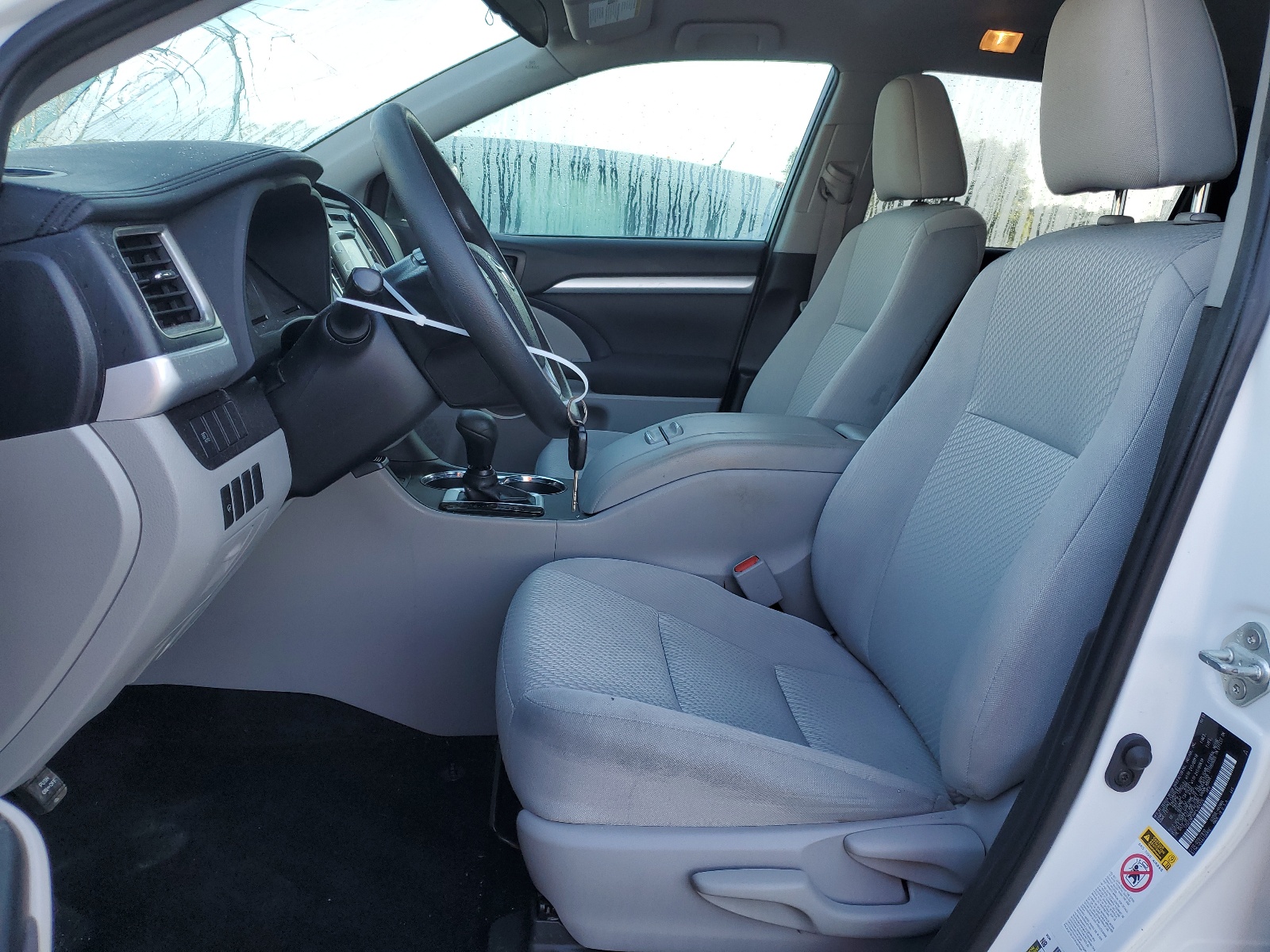 5TDZZRFH4KS364226 2019 Toyota Highlander Le