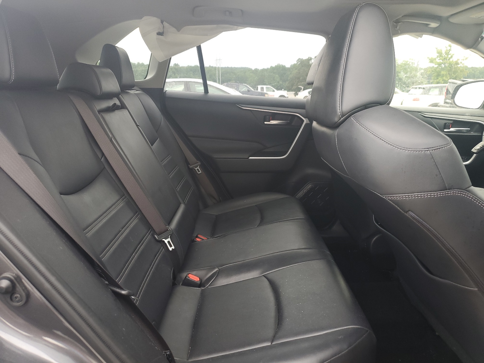 JTMC1RFV7KD010246 2019 Toyota Rav4 Xle Premium