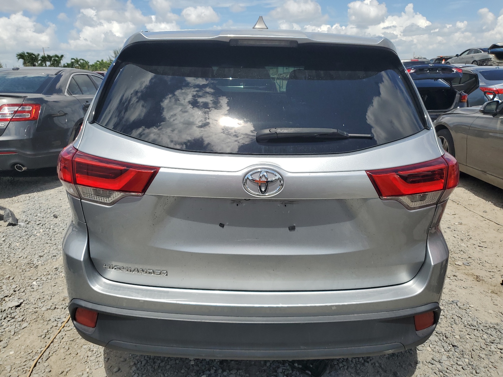 2018 Toyota Highlander Le vin: 5TDZZRFH5JS272606