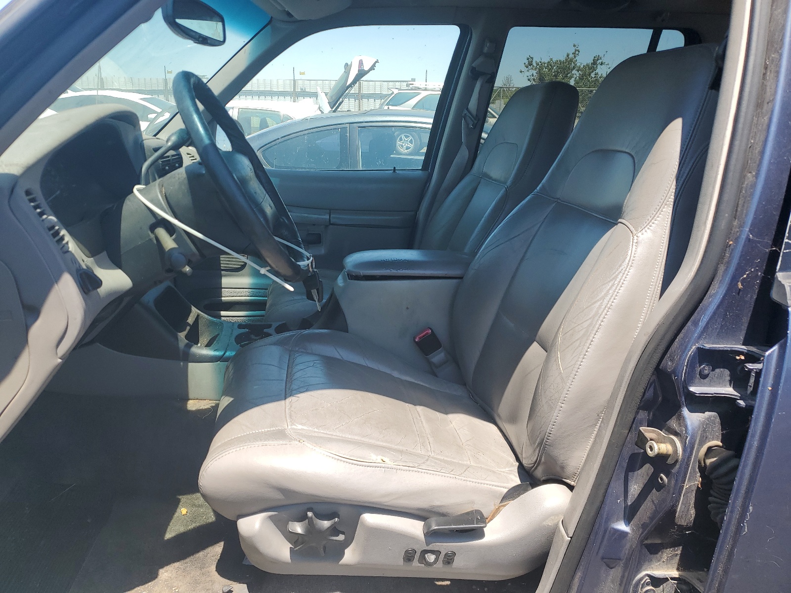 1FMDU73E0YZA43455 2000 Ford Explorer Xlt