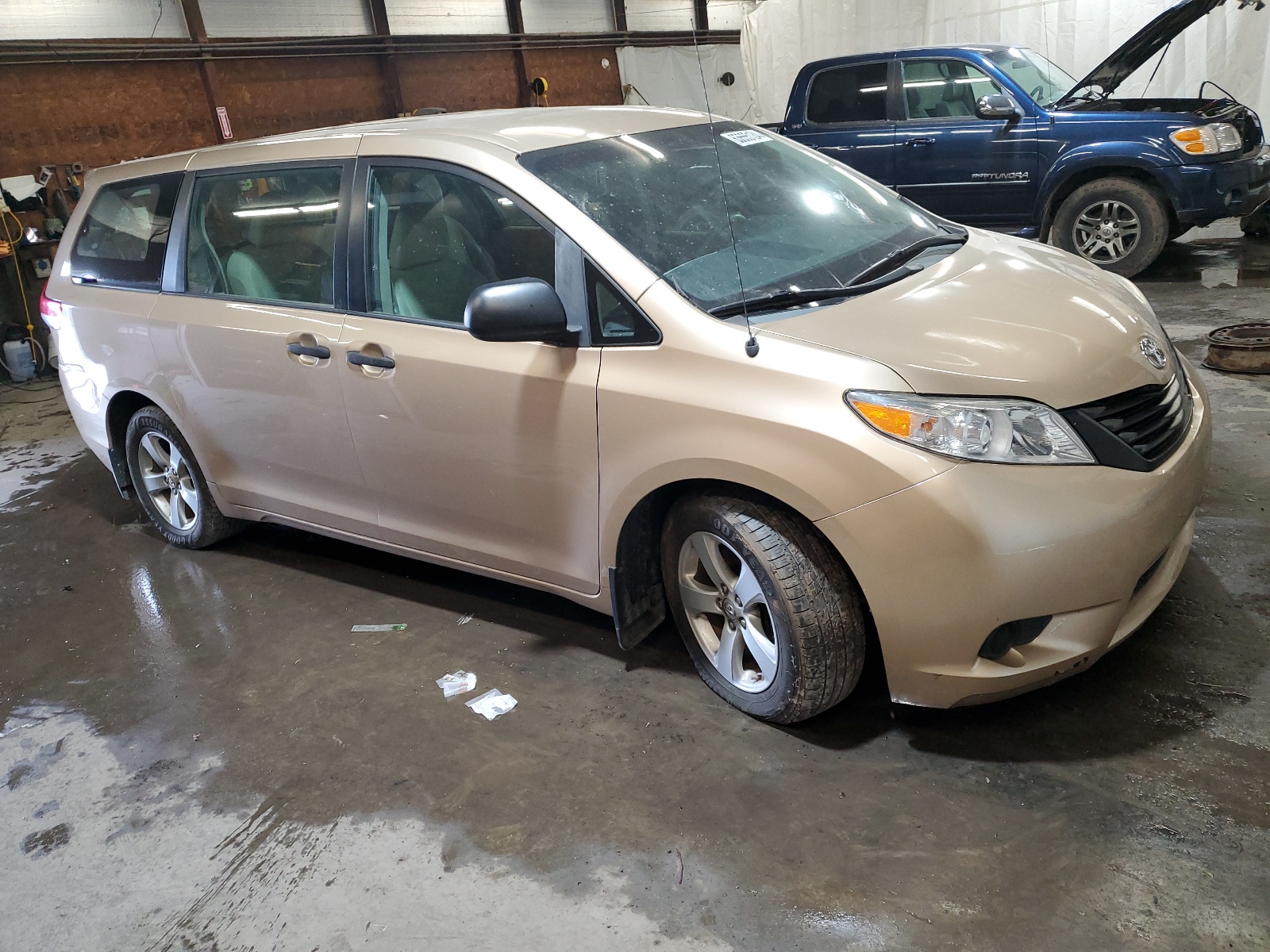 2012 Toyota Sienna vin: 5TDZK3DC4CS214014