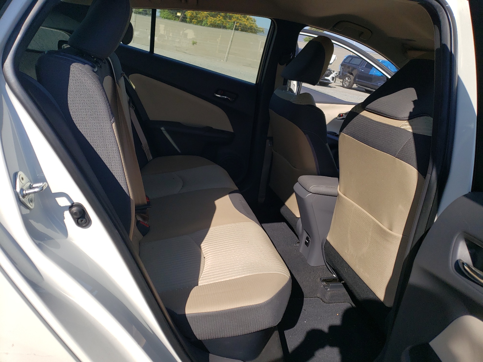 JTDKARFU8J3061309 2018 Toyota Prius