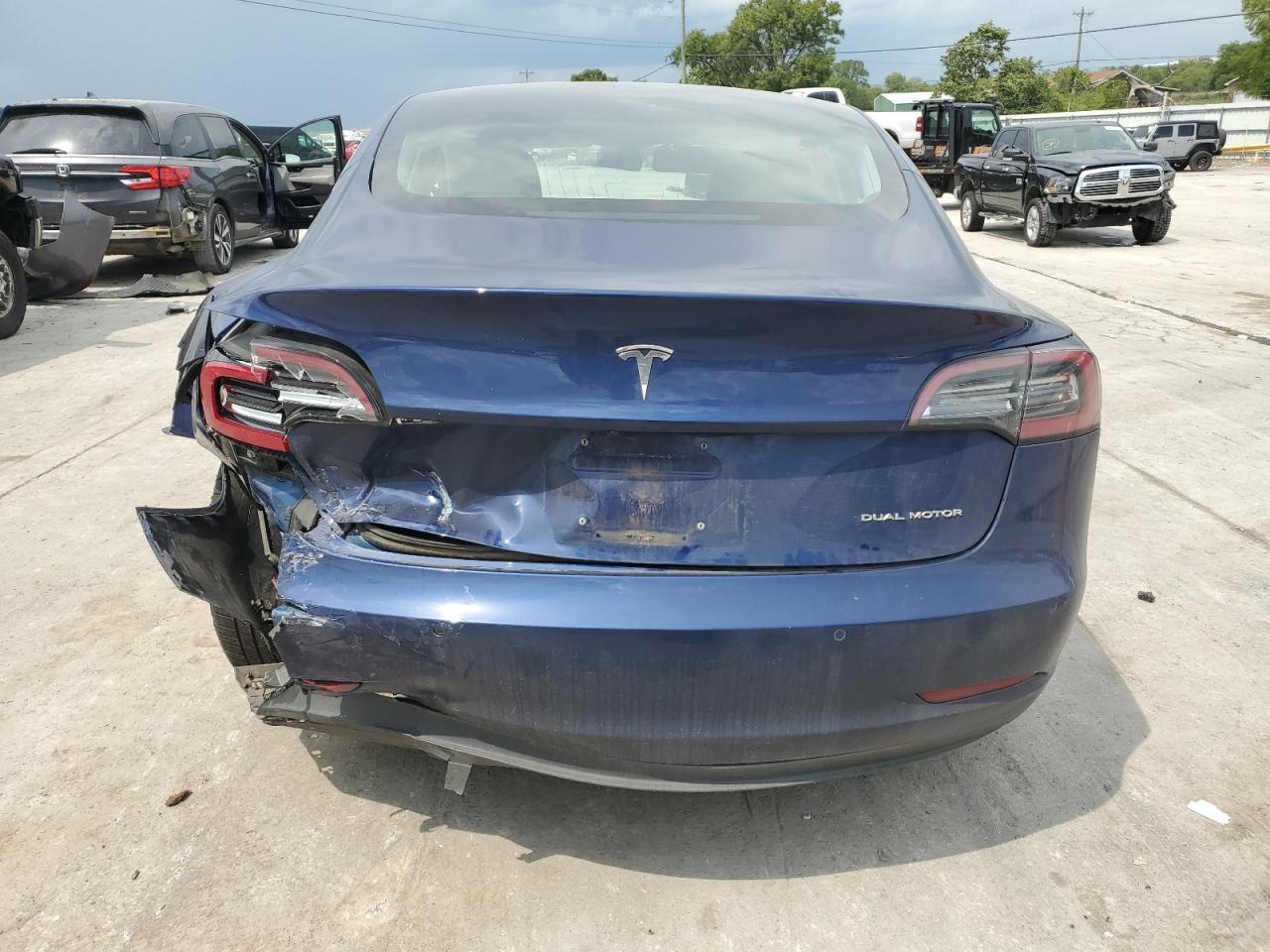 2018 Tesla Model 3 VIN: 5YJ3E1EB8JF105323 Lot: 65422894