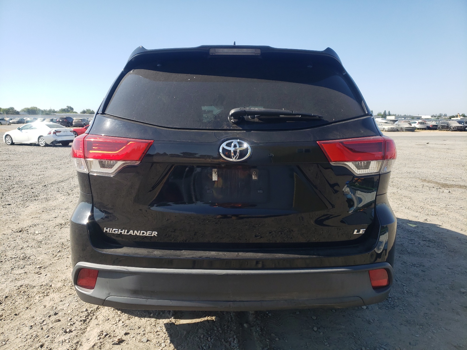 5TDZZRFH3HS218327 2017 Toyota Highlander Le