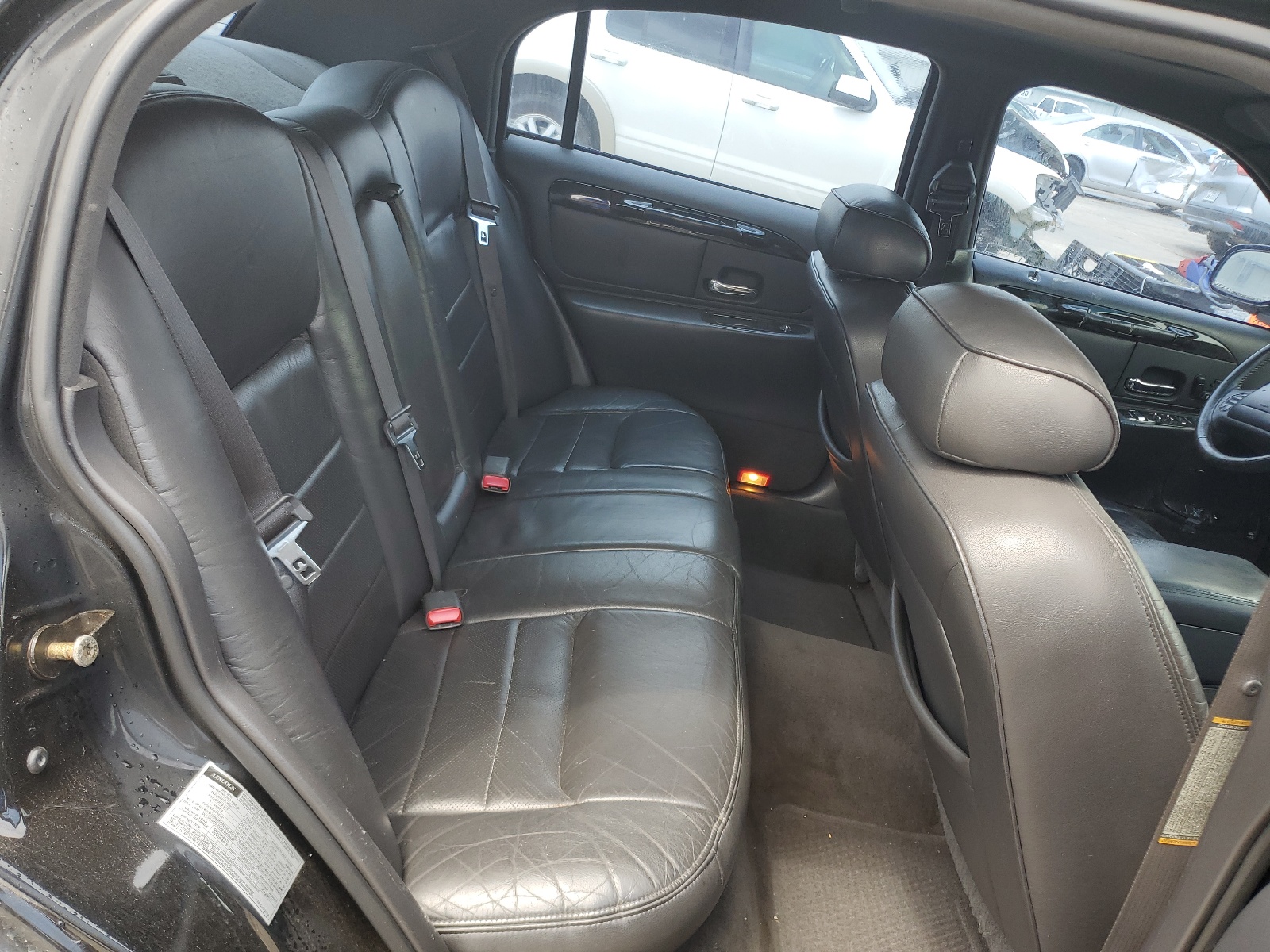 1LNFM82W8WY644303 1998 Lincoln Town Car Signature