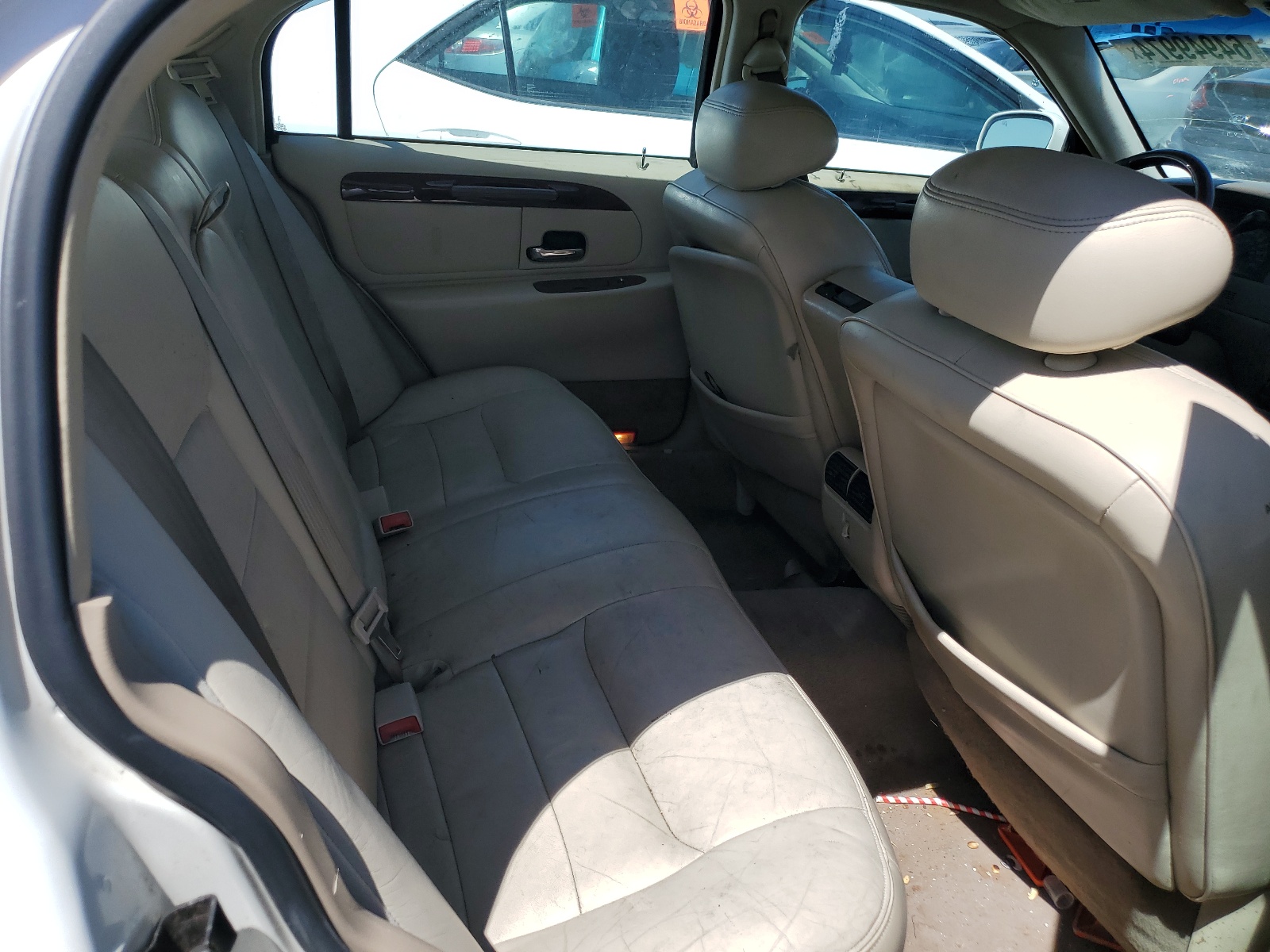 1LNHM82W01Y703541 2001 Lincoln Town Car Signature