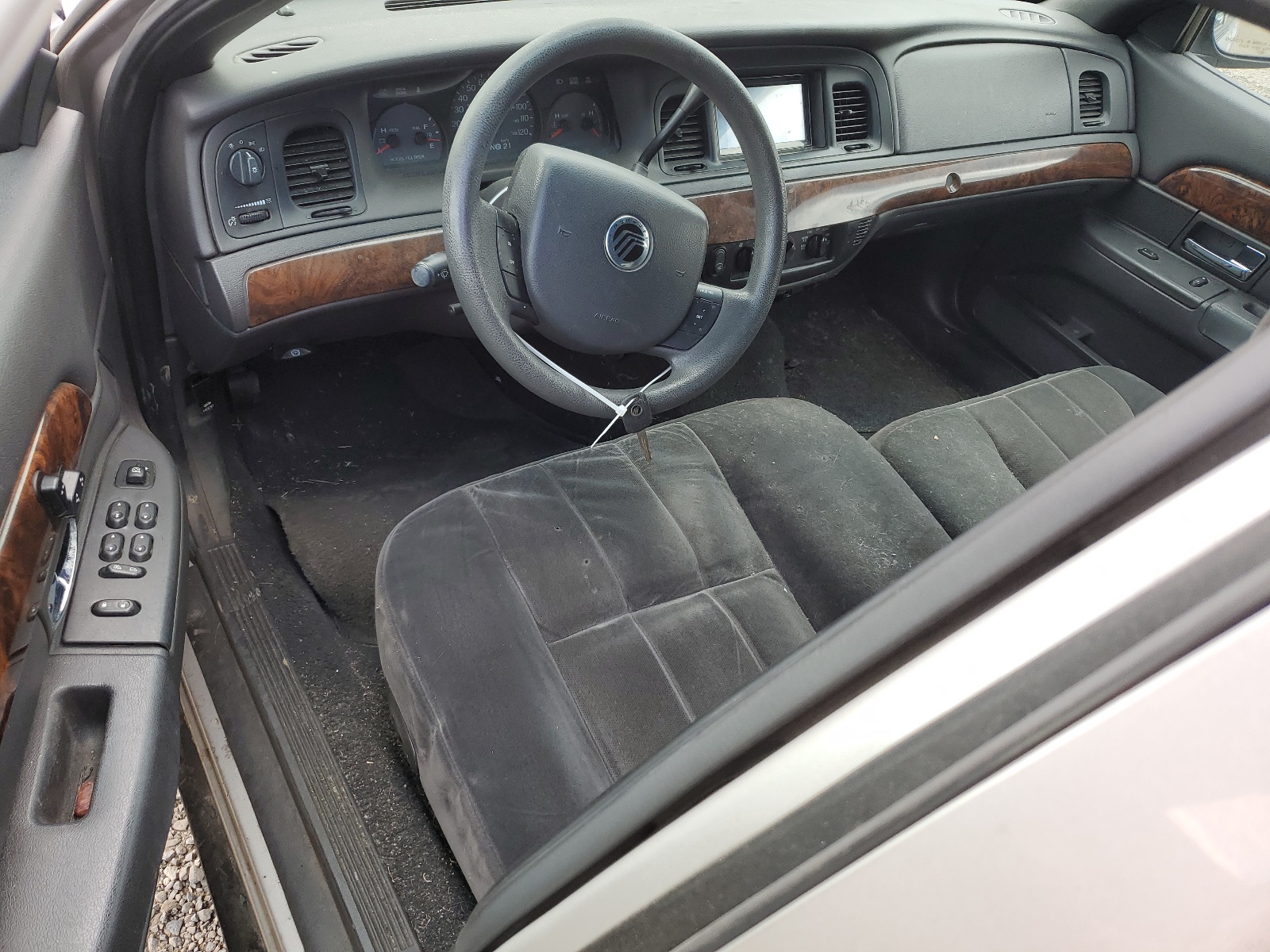 2MEFM74WX5X608931 2005 Mercury Grand Marquis Gs