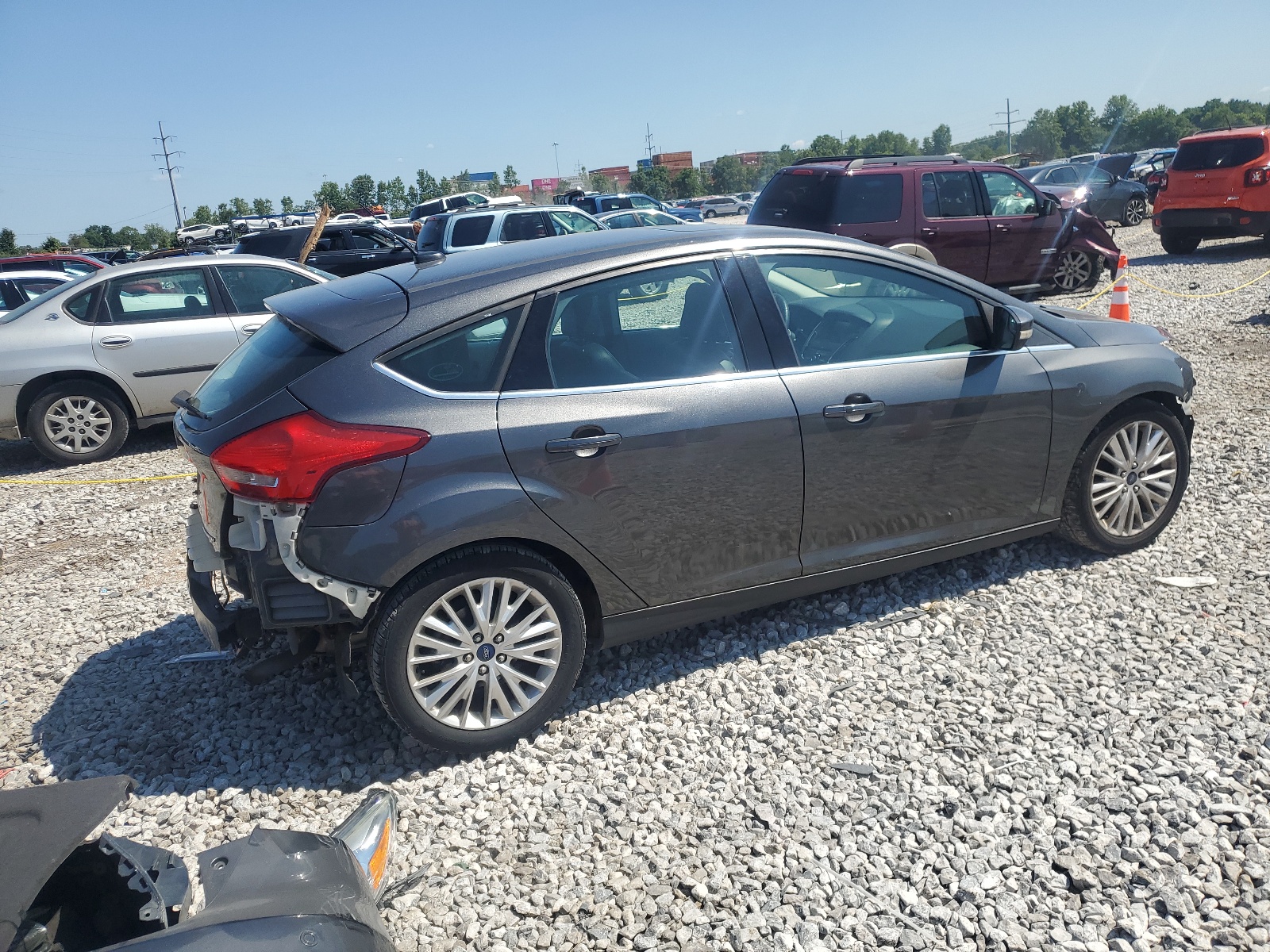 1FADP3N21JL226028 2018 Ford Focus Titanium