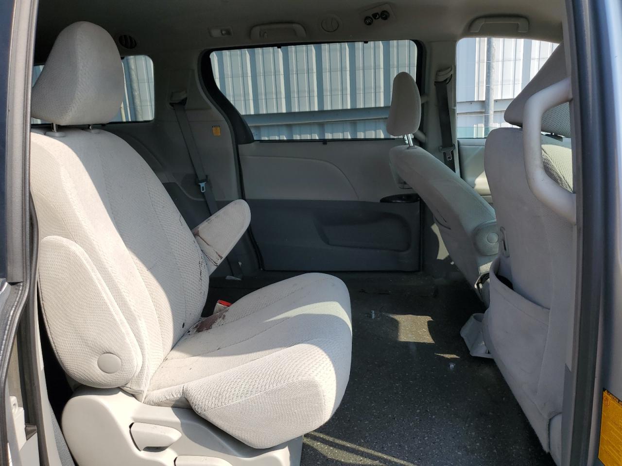 2012 Toyota Sienna - Image 11
