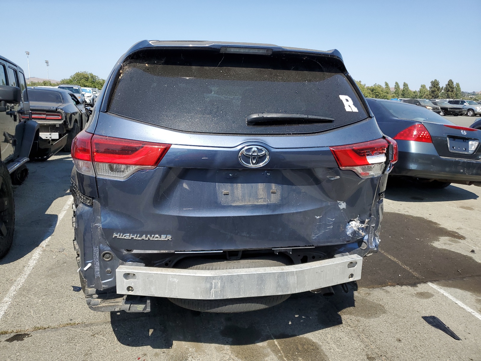 5TDBZRFH9HS435785 2017 Toyota Highlander Le