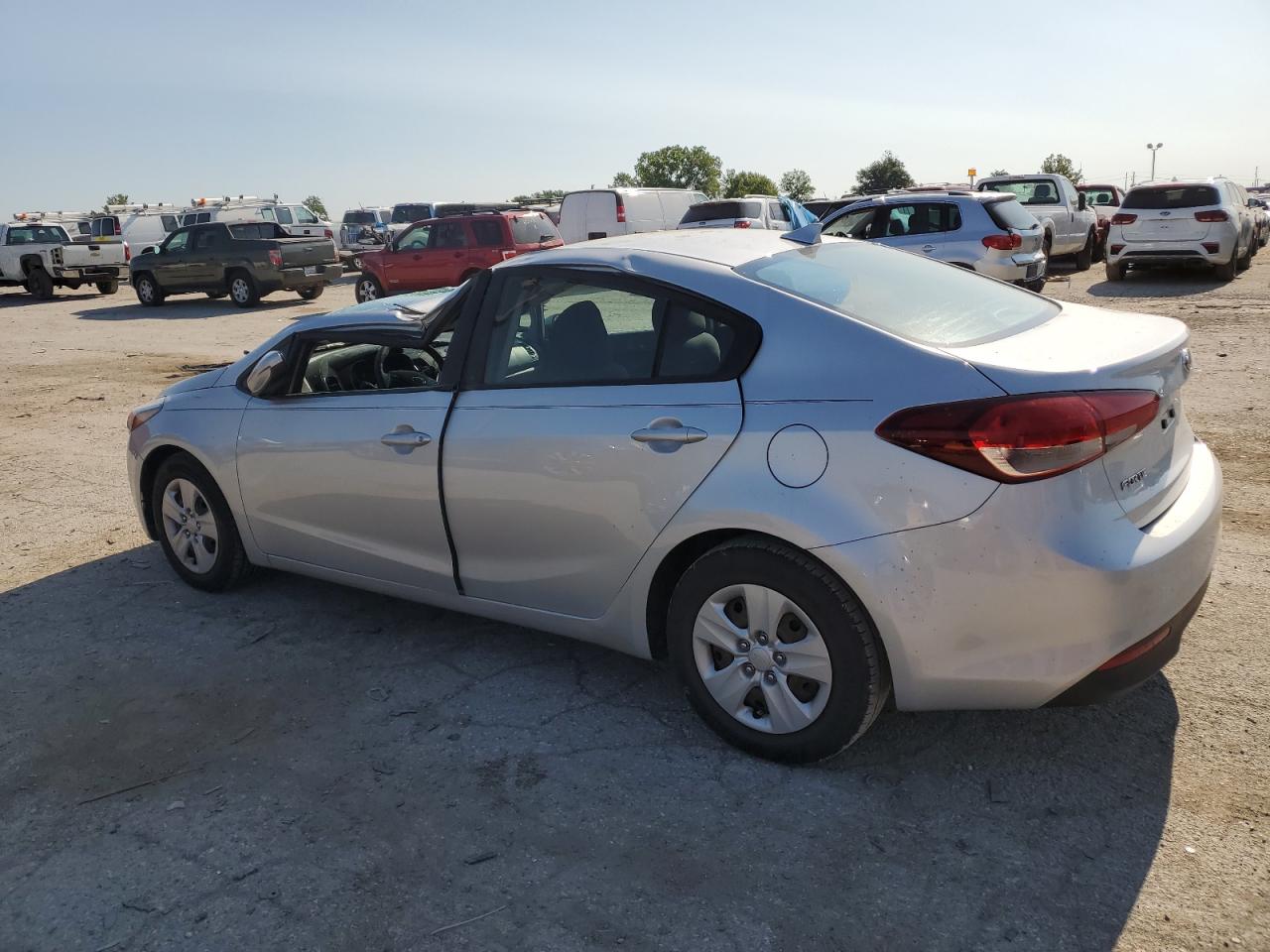 3KPFL4A75HE056247 2017 KIA FORTE - Image 2