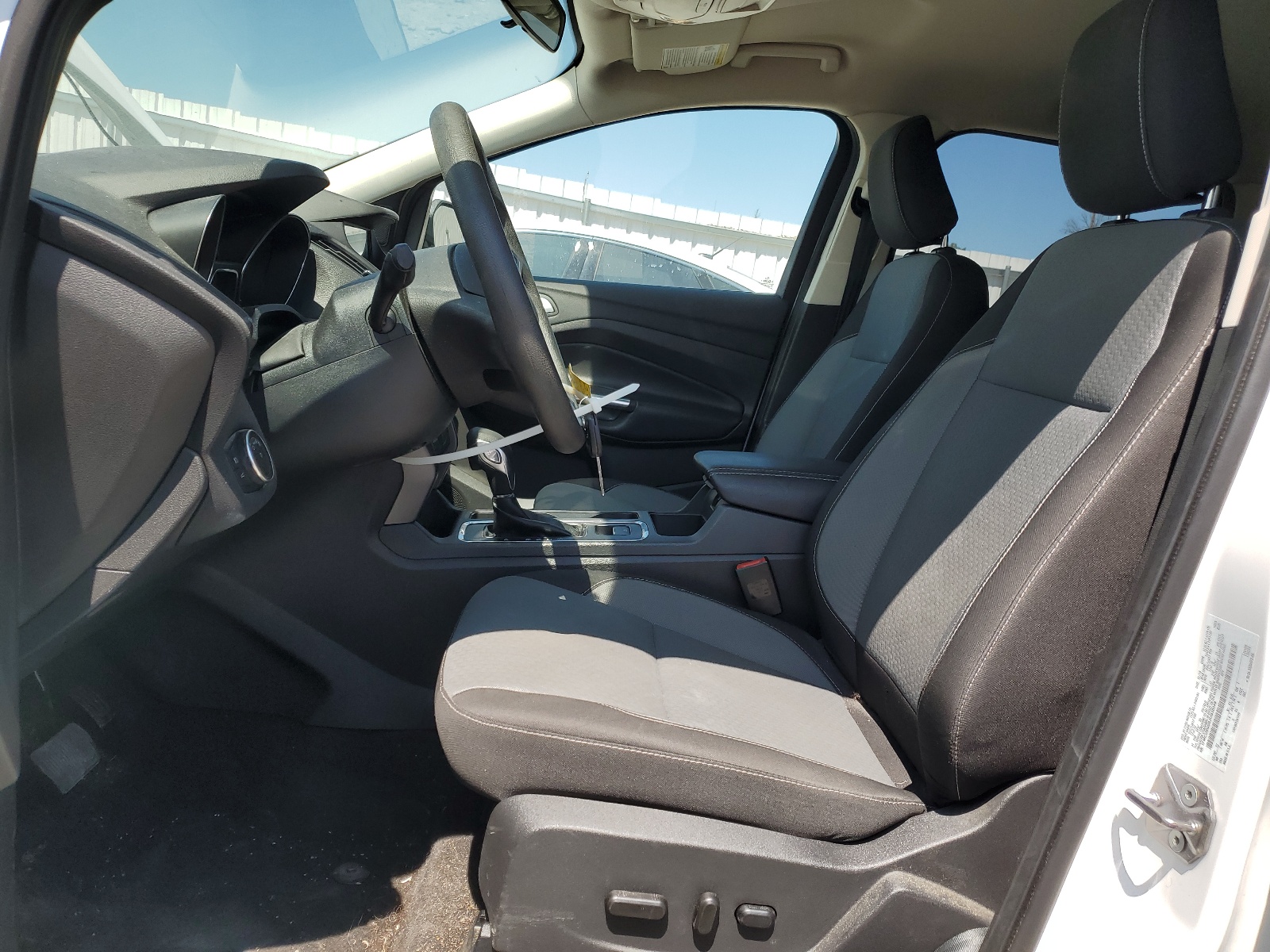 1FMCU9GD8JUB38048 2018 Ford Escape Se