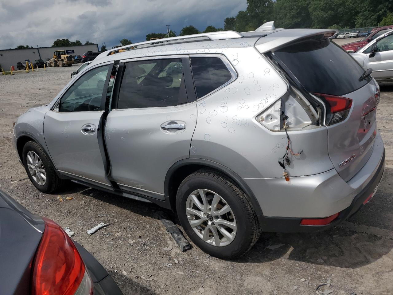 KNMAT2MT9JP591529 2018 NISSAN ROGUE - Image 2