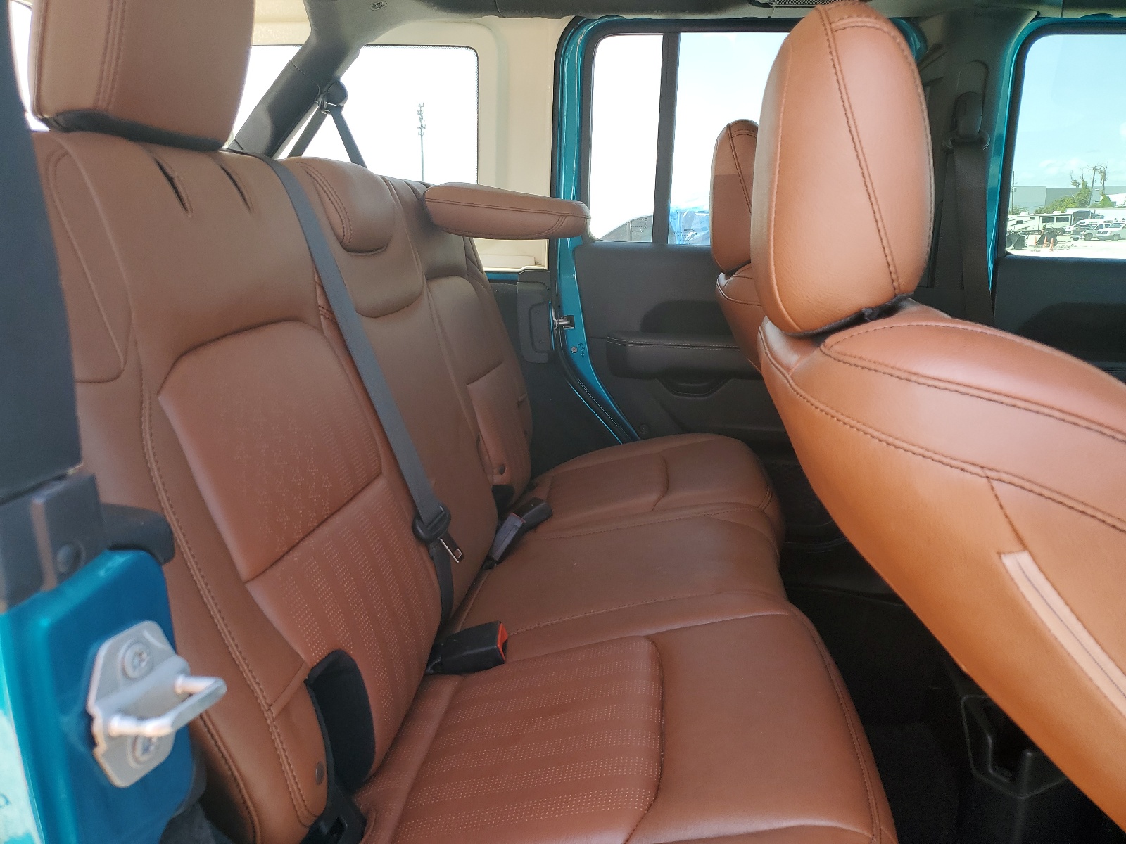 1C4HJXEN1KW619946 2019 Jeep Wrangler Unlimited Sahara