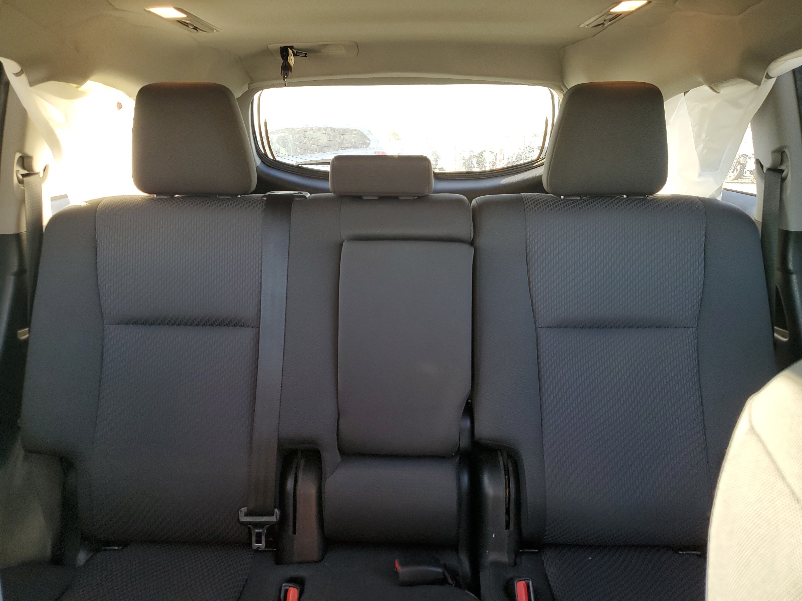 5TDZZRFH3KS295710 2019 Toyota Highlander Le