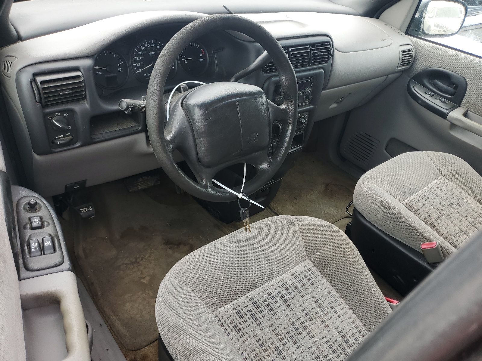 1GNDU03E81D247779 2001 Chevrolet Venture