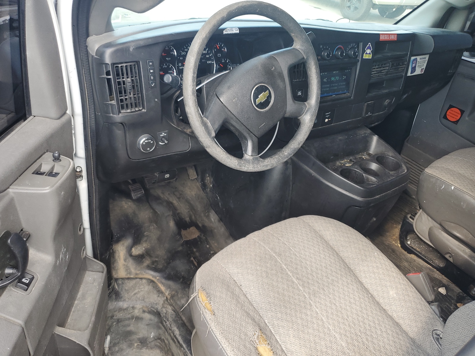 1GCWGAF18H1196657 2017 Chevrolet Express G2500