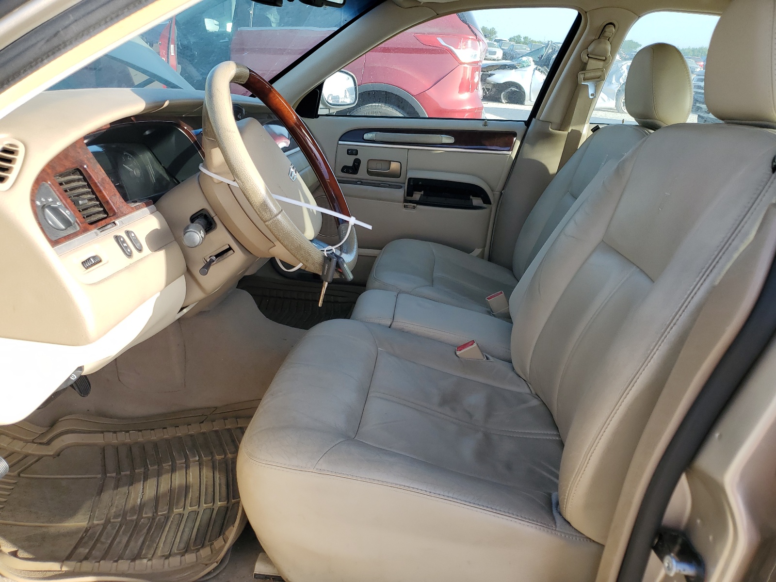 1LNHM82W97Y637628 2007 Lincoln Town Car Signature Limited