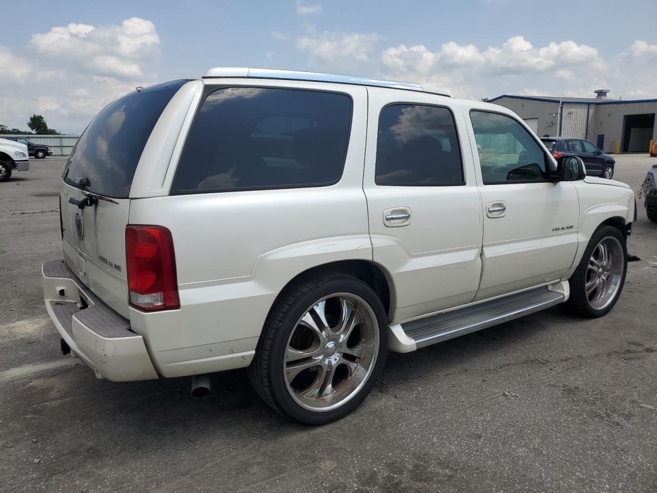 2005 Cadillac Escalade - Image 3