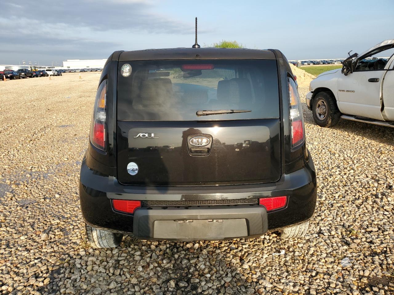 2011 Kia Soul + VIN: KNDJT2A25B7203015 Lot: 62293914