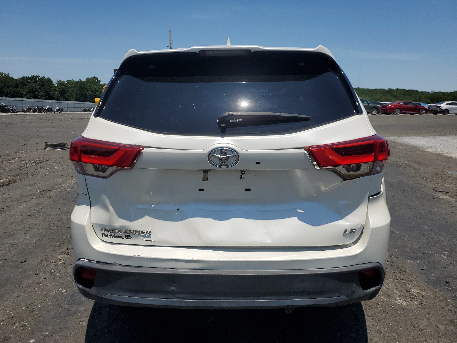 5TDZZRFH3JS260597 2018 Toyota Highlander Le