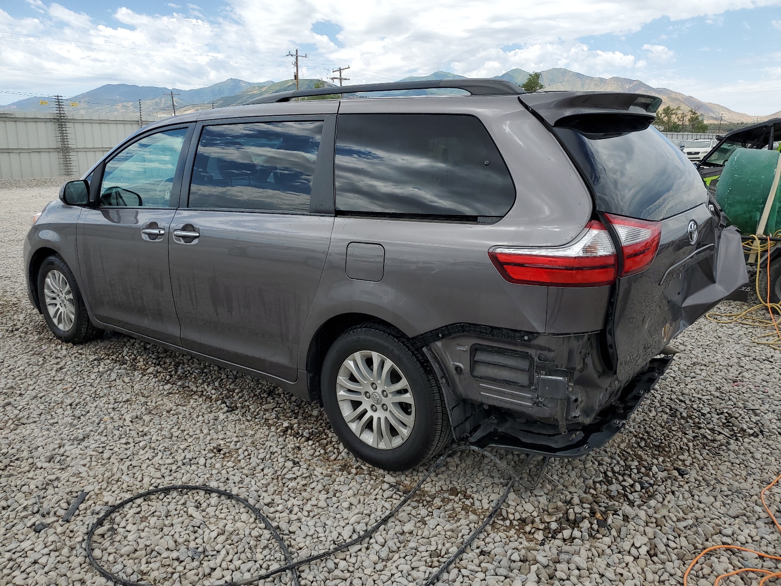 2017 Toyota Sienna Xle vin: 5TDYZ3DC4HS888064