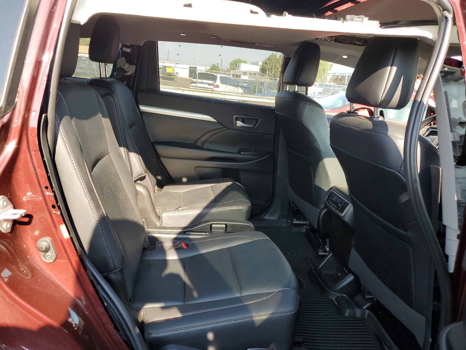 5TDJZRFH4KS702463 2019 Toyota Highlander Se