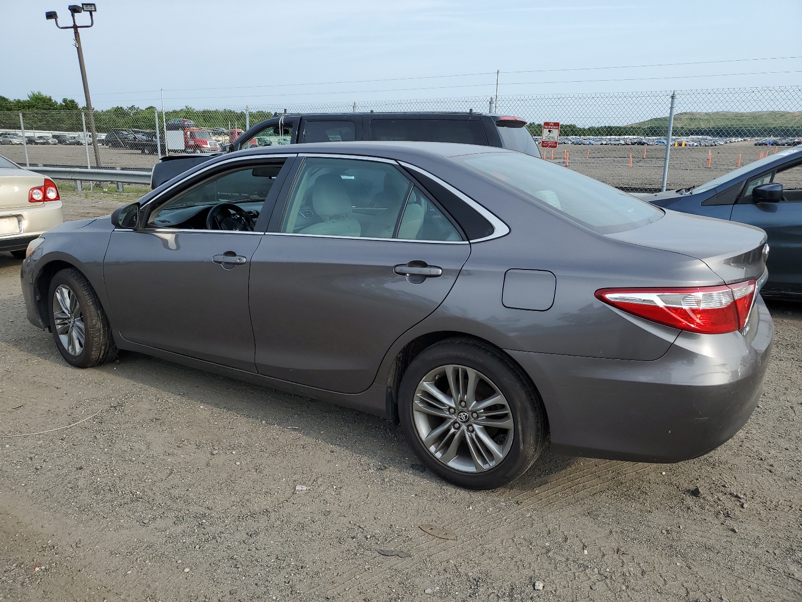 2016 Toyota Camry Le vin: 4T4BF1FK2GR567255