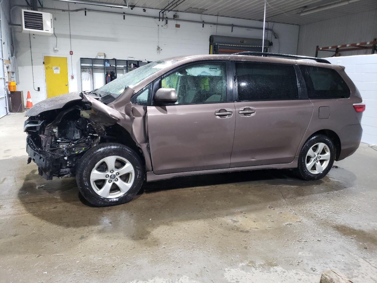 5TDKZ3DC8JS903726 2018 TOYOTA SIENNA - Image 1