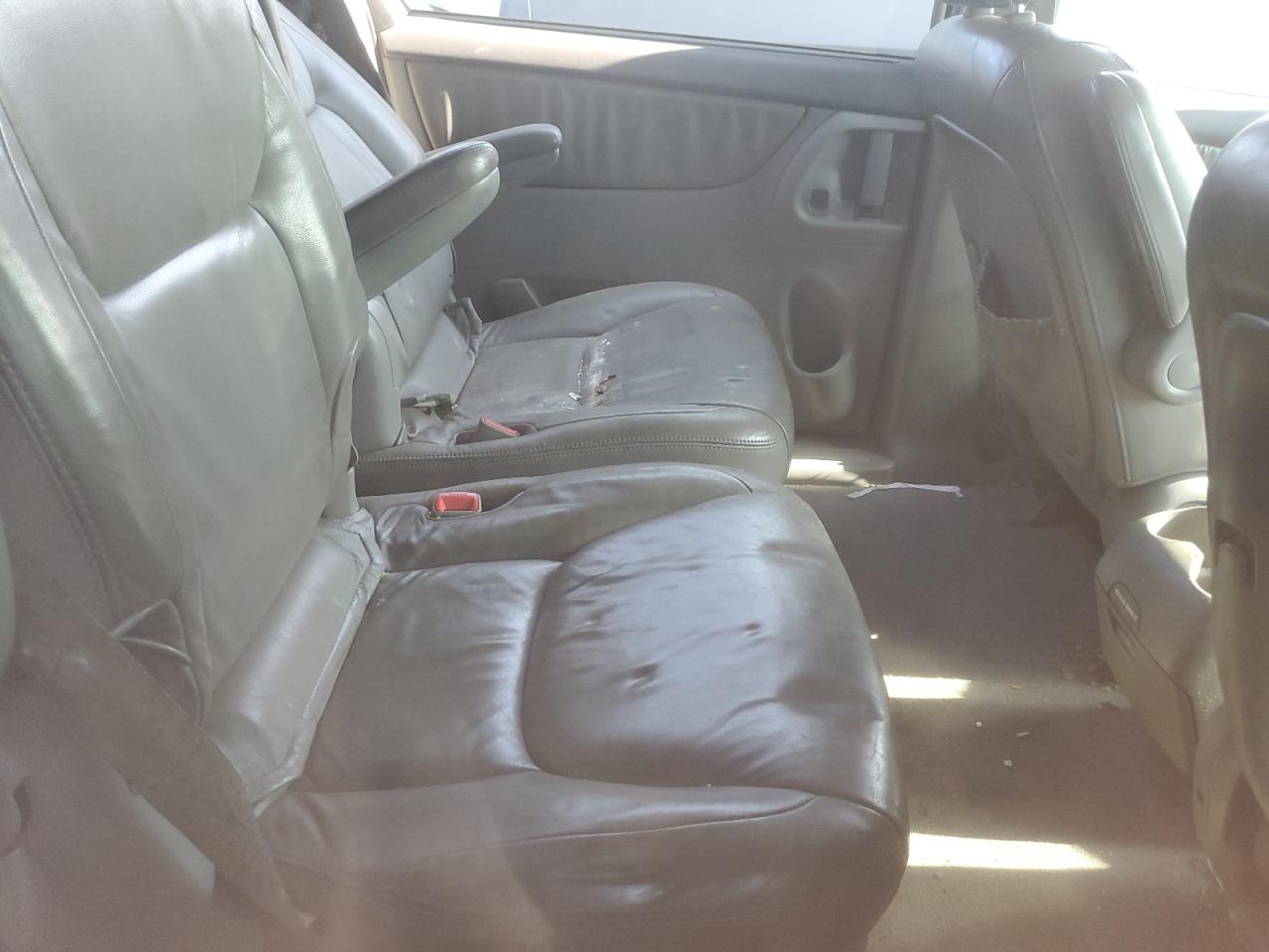2004 Toyota Sienna - Image 11