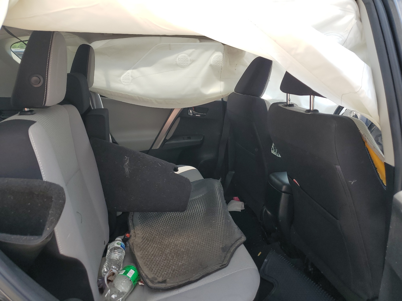 JTMWFREV1HJ118601 2017 Toyota Rav4 Xle