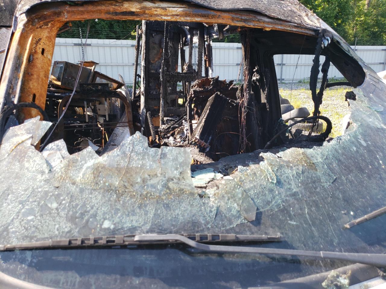 1998 Volkswagen Eurovan VIN: WV3AH8704WH114883 Lot: 61913714