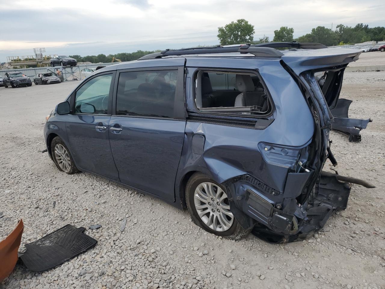 5TDYZ3DC0HS850900 2017 TOYOTA SIENNA - Image 2