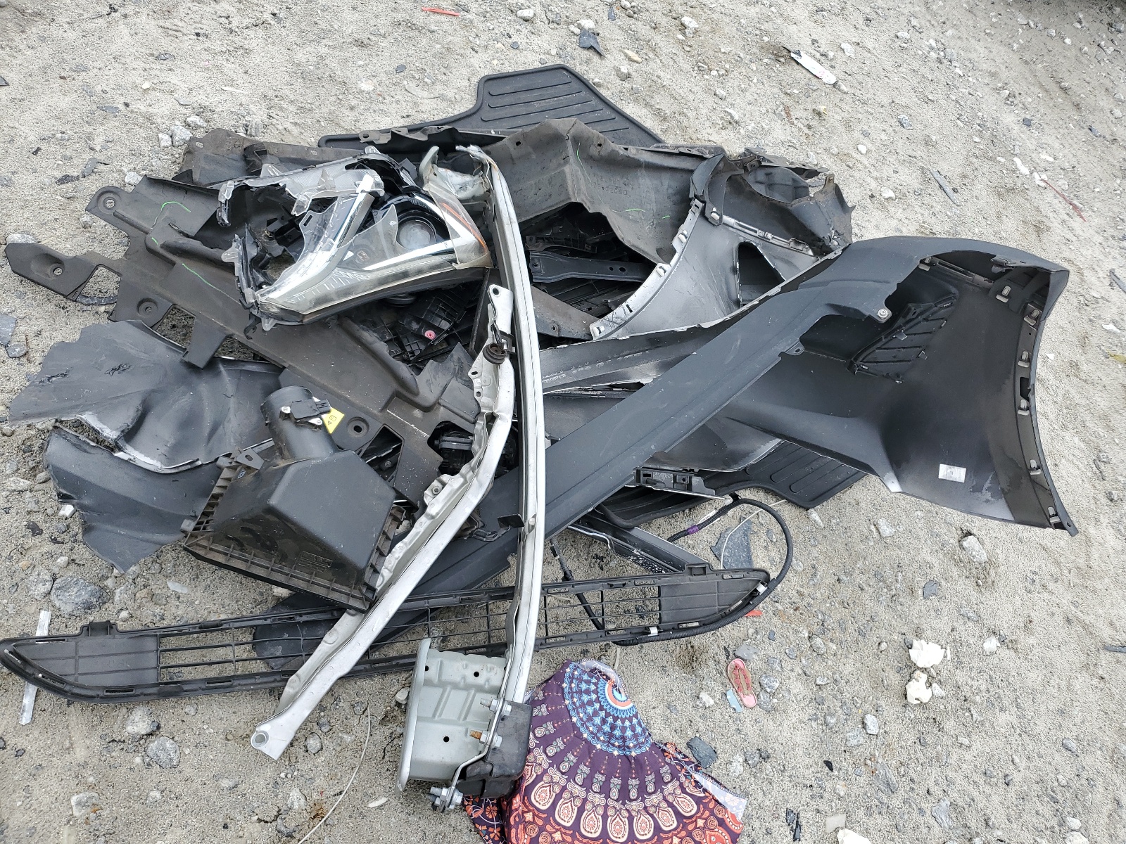 JTMBFREV2JJ203855 2018 Toyota Rav4 Le