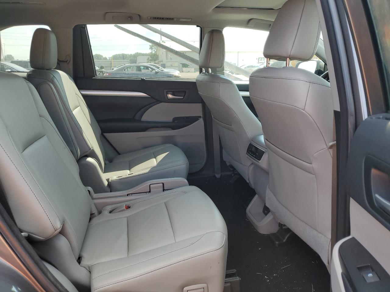 2018 Toyota Highlander Se VIN: 5TDJZRFH5JS807995 Lot: 61749204