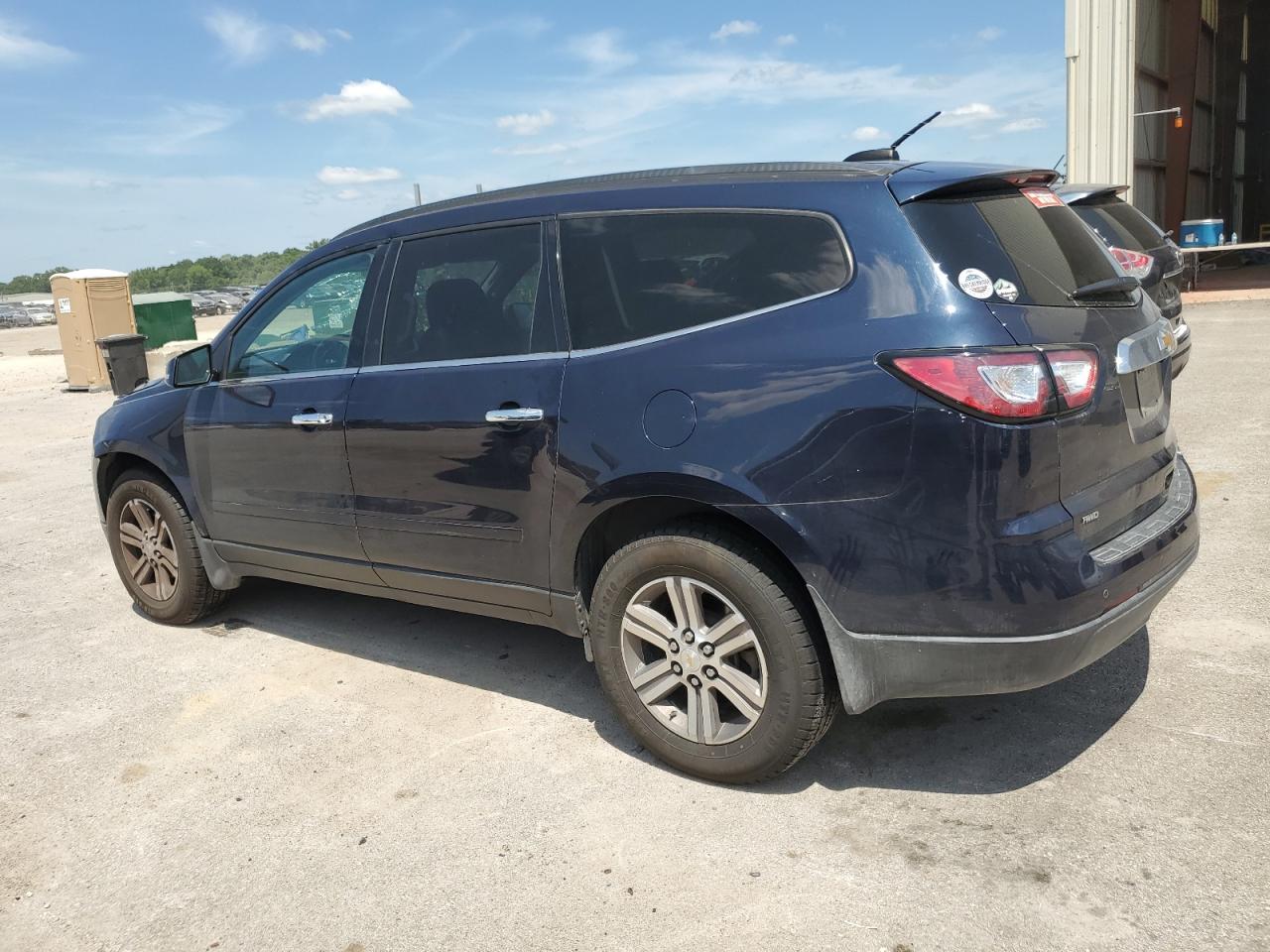 1GNKVHKD0GJ304496 2016 CHEVROLET TRAVERSE - Image 2