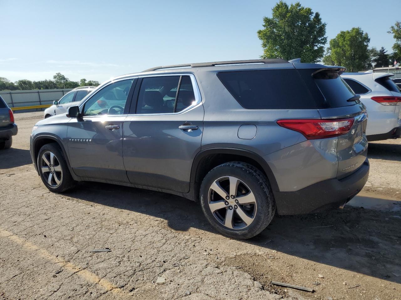 1GNEVHKW3MJ176684 2021 CHEVROLET TRAVERSE - Image 2