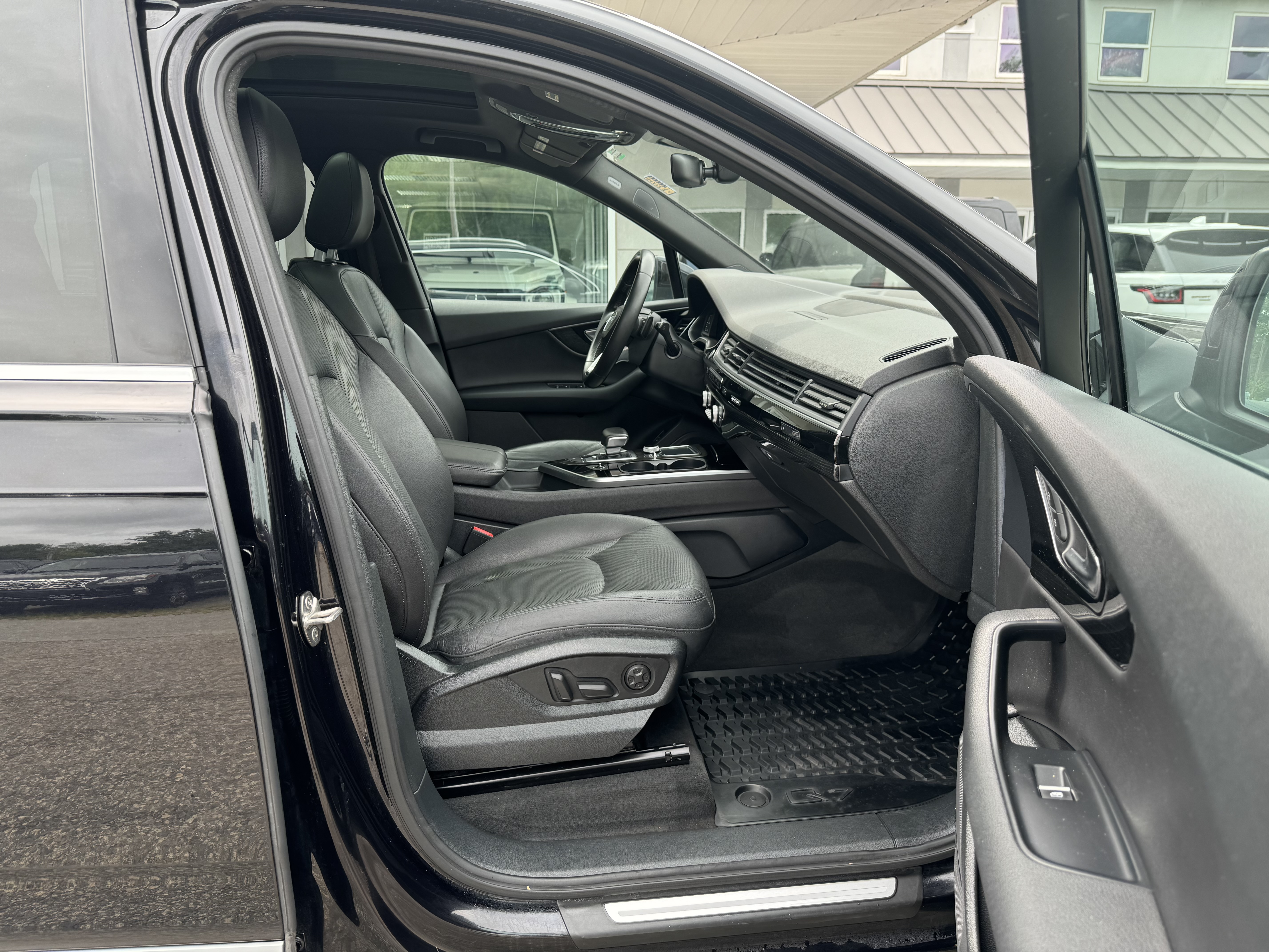 WA1LAAF76HD008722 2017 Audi Q7 Premium Plus