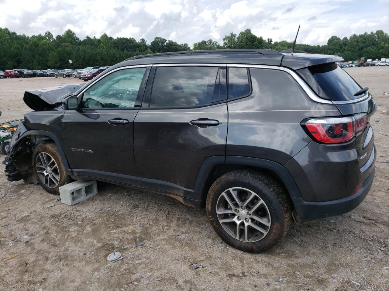 3C4NJDBB2JT423031 2018 JEEP COMPASS - Image 2