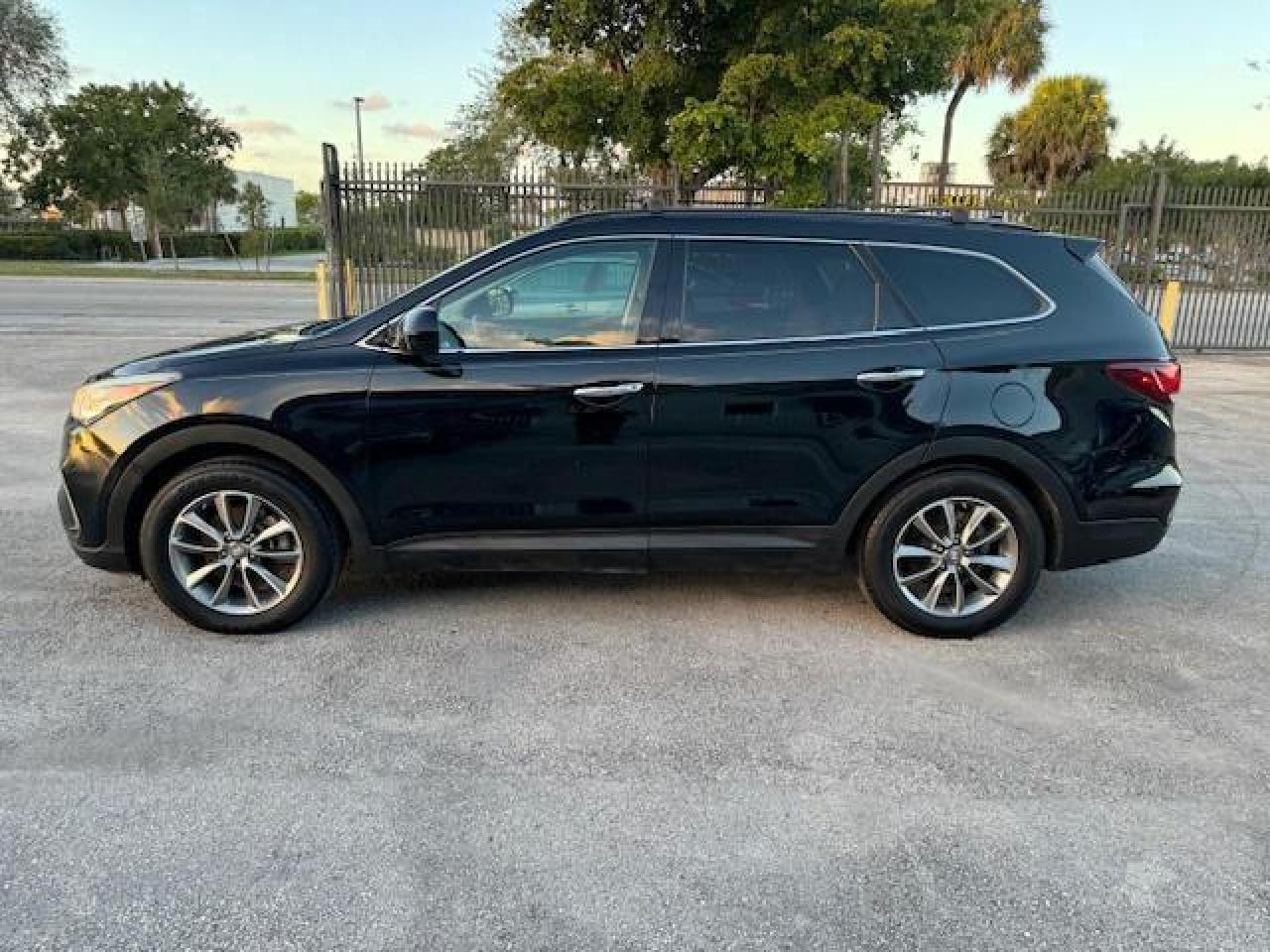 2017 Hyundai Santa Fe Se VIN: KM8SM4HF7HU180090 Lot: 63825484