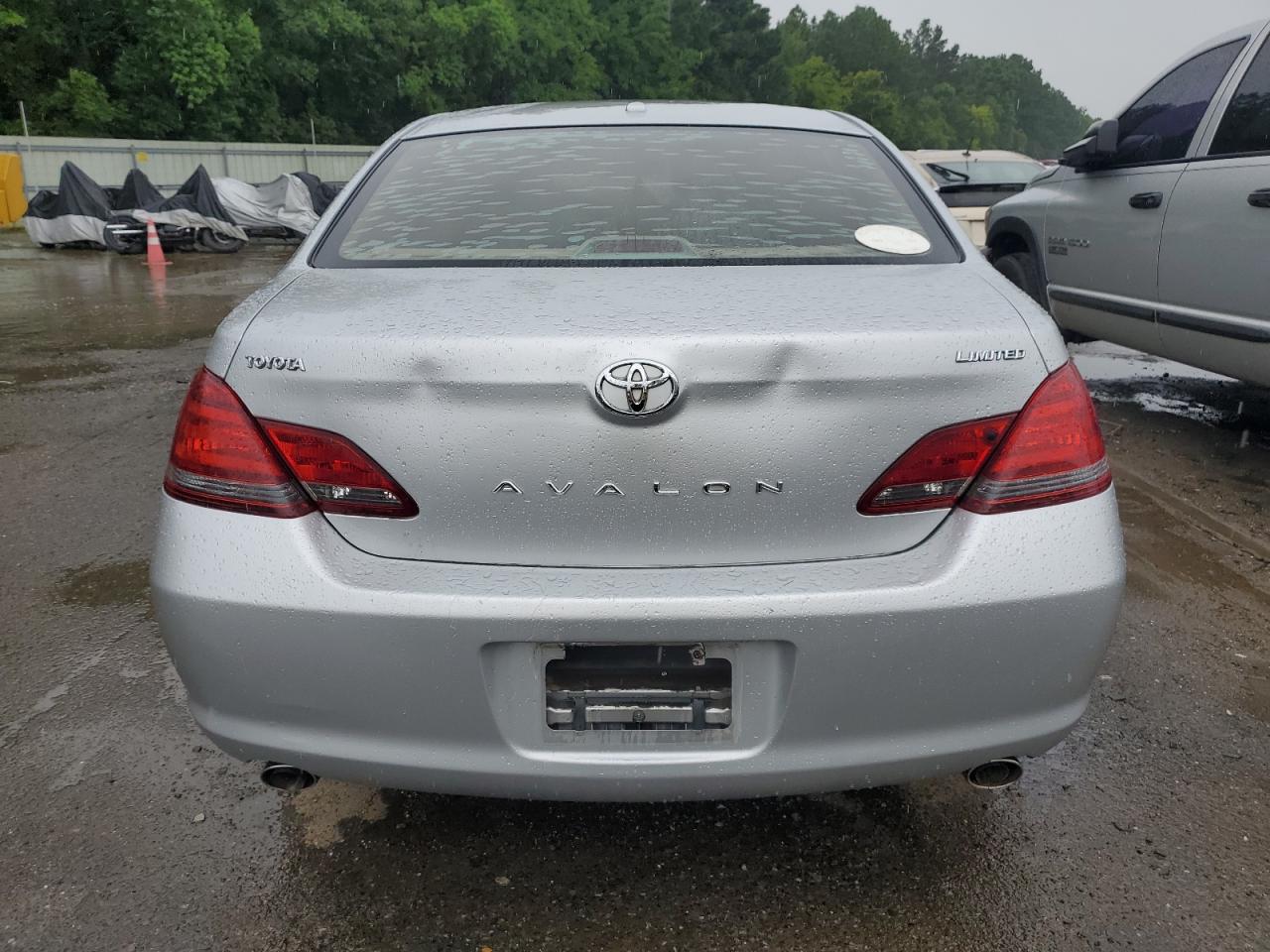 2010 Toyota Avalon - Image 6