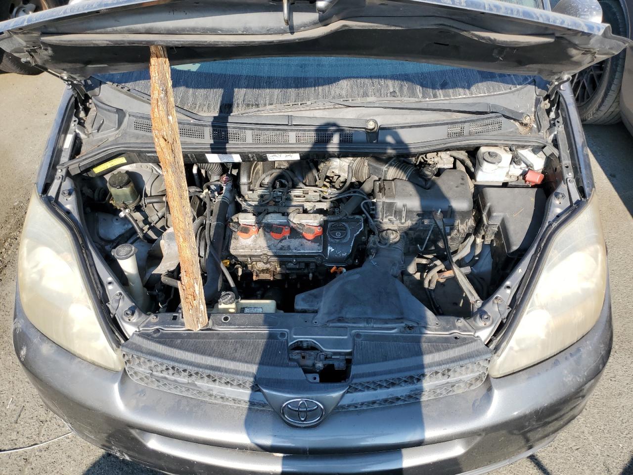 2004 Toyota Sienna - Image 12