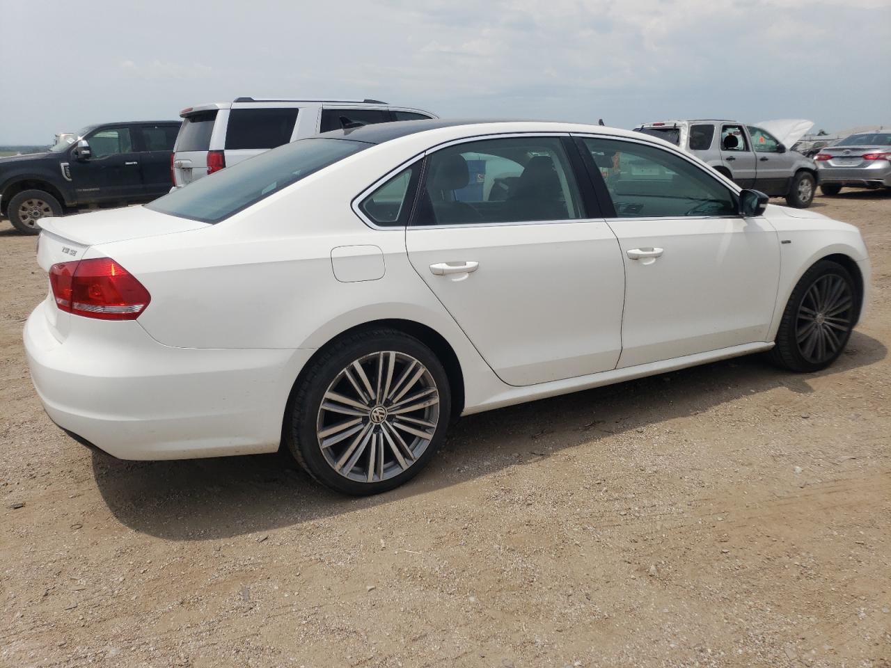 2015 Volkswagen Passat - Image 3