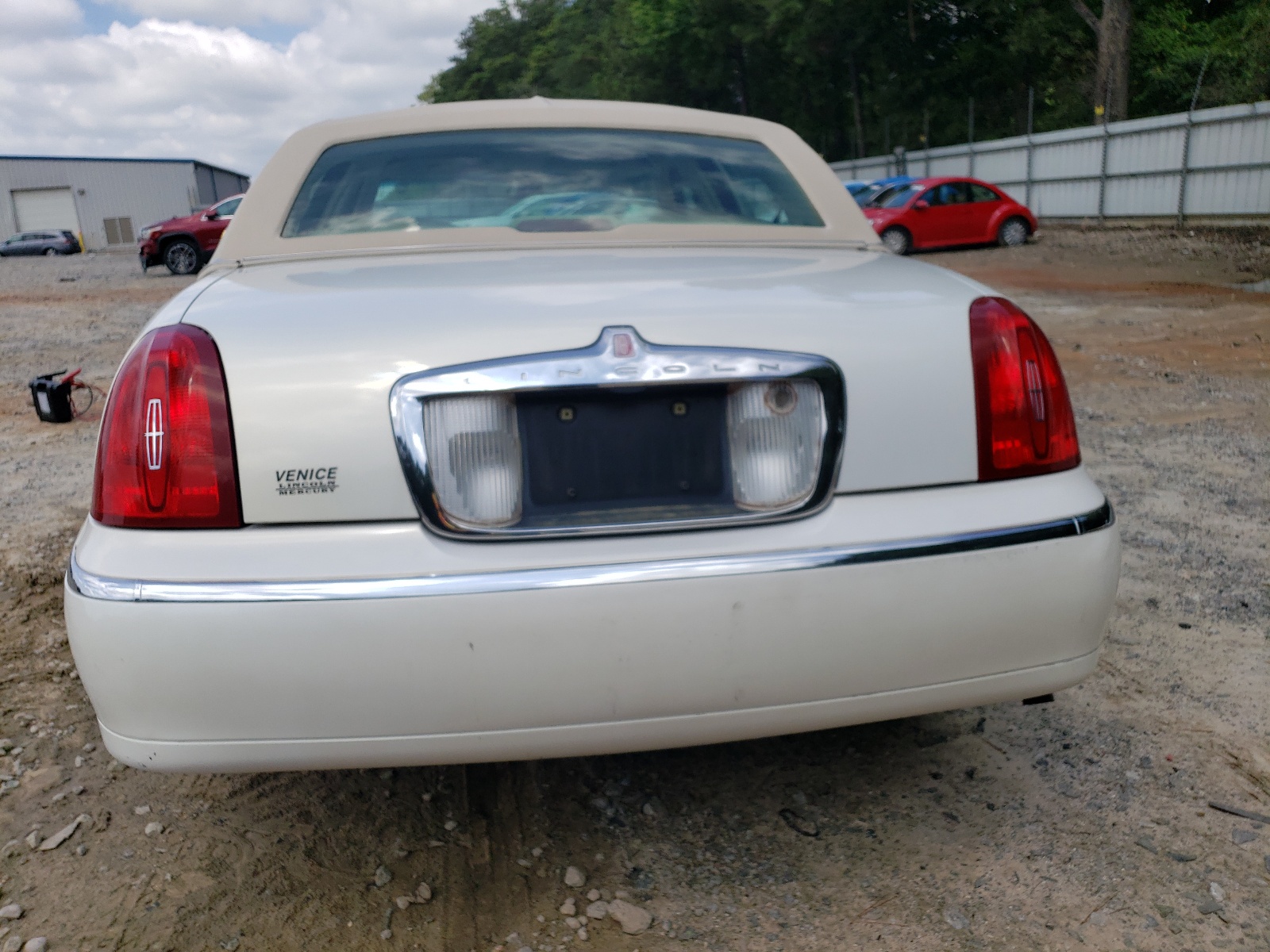 1LNHM82W32Y609915 2002 Lincoln Town Car Signature