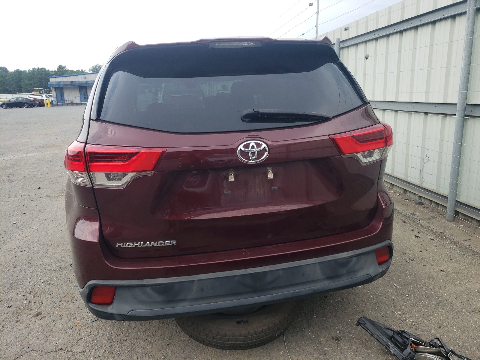 5TDZARFH1KS060990 2019 Toyota Highlander Le